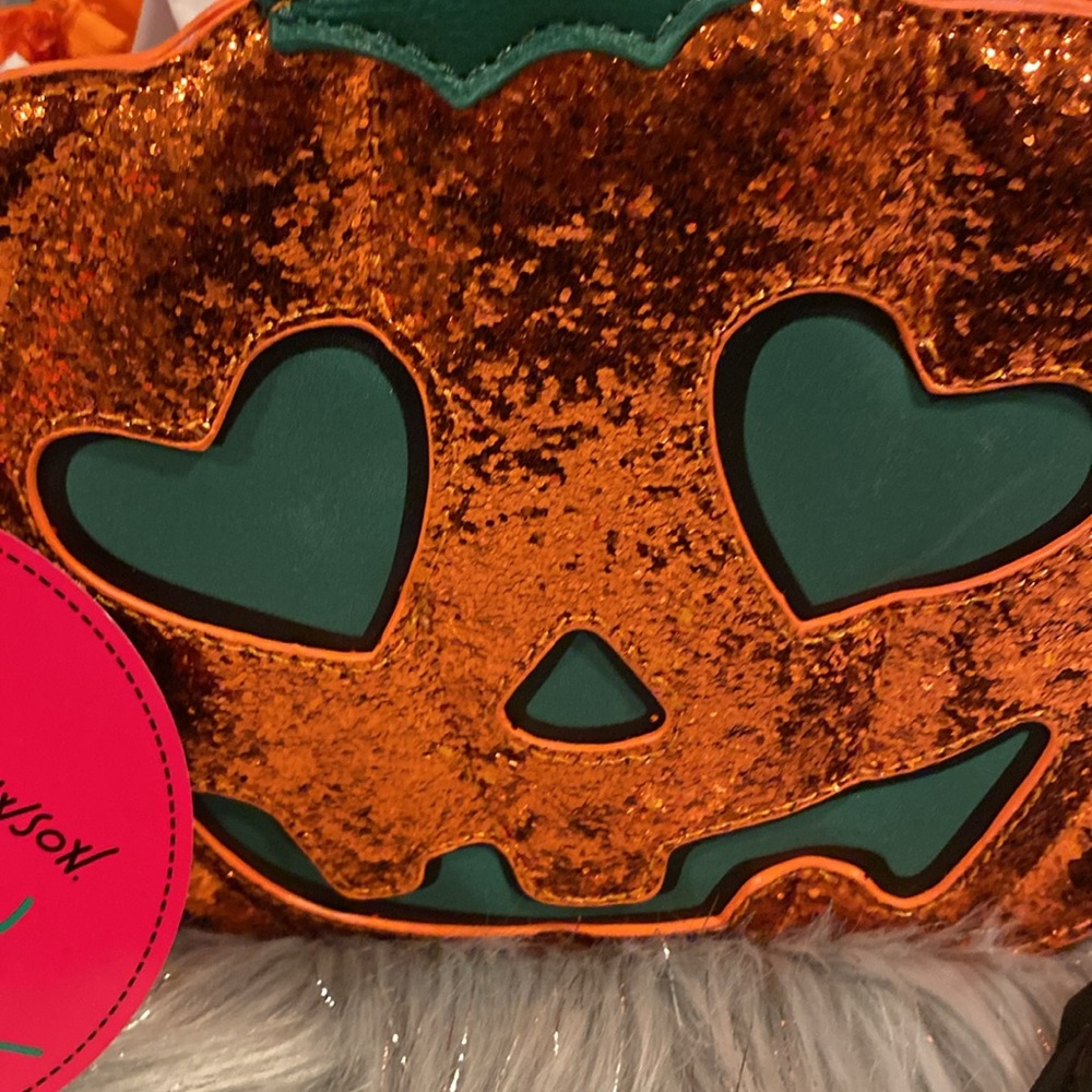 BNWT BETSEY JOHNSON XOPUMPS Halloween Face Glow In The Dark Pumpkin Crossbody - Picture 3 of 11